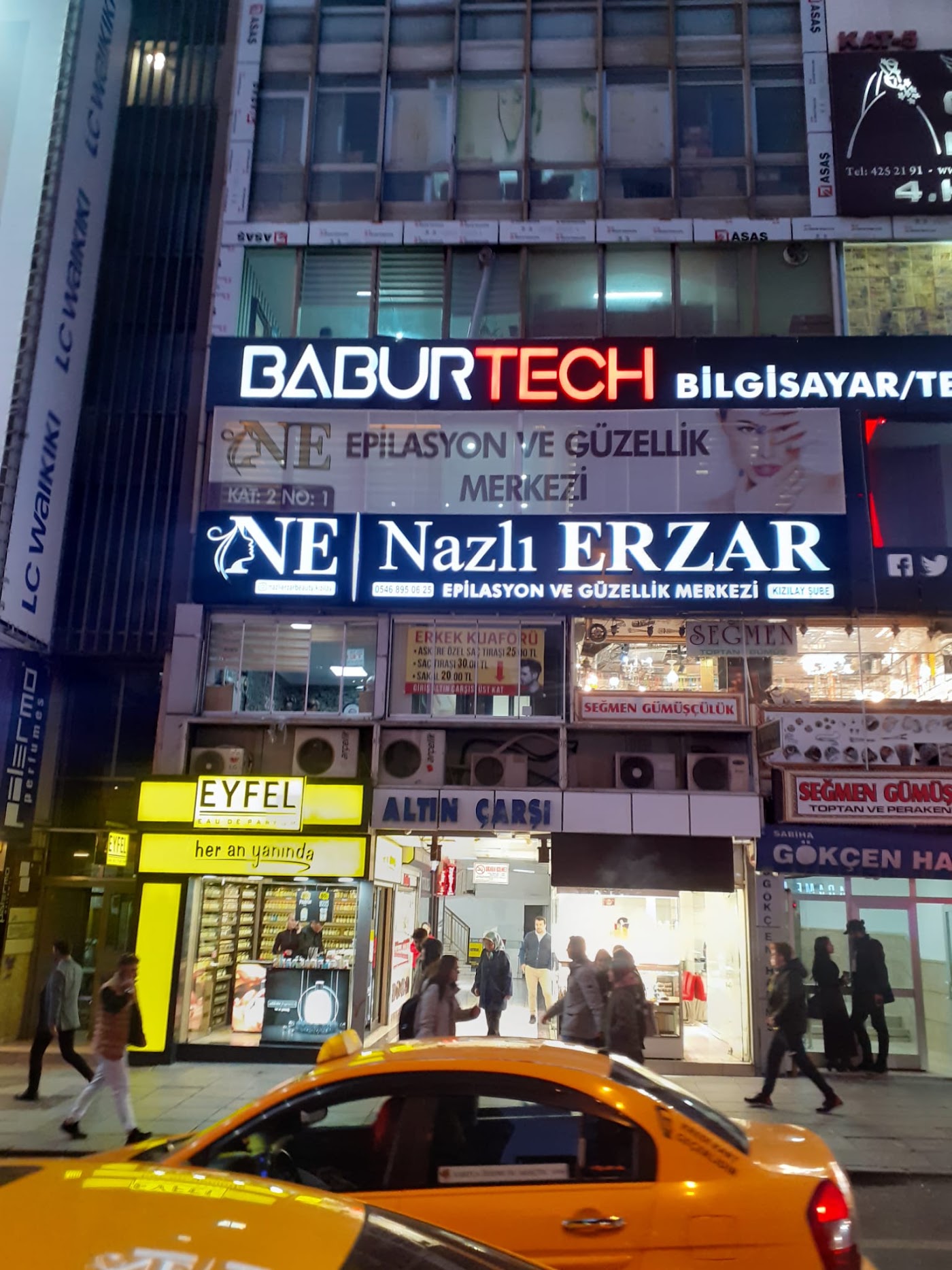 Nazlı Erzar Epilasyon ve Güzellik Merkezi tabelası, gece